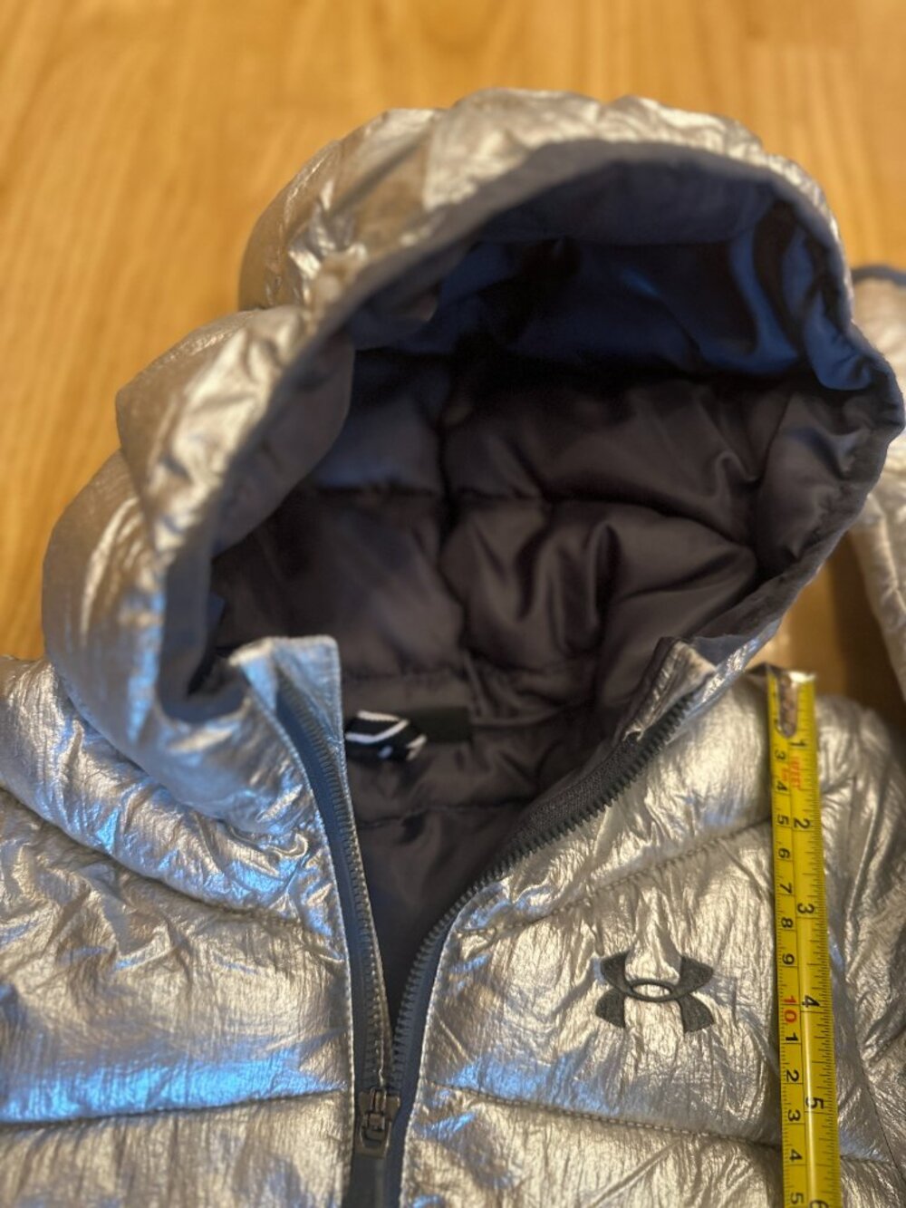 Under Armour Girls Metallic Silver Hooded Puffer Jacket Size S - Picture 4 of 9